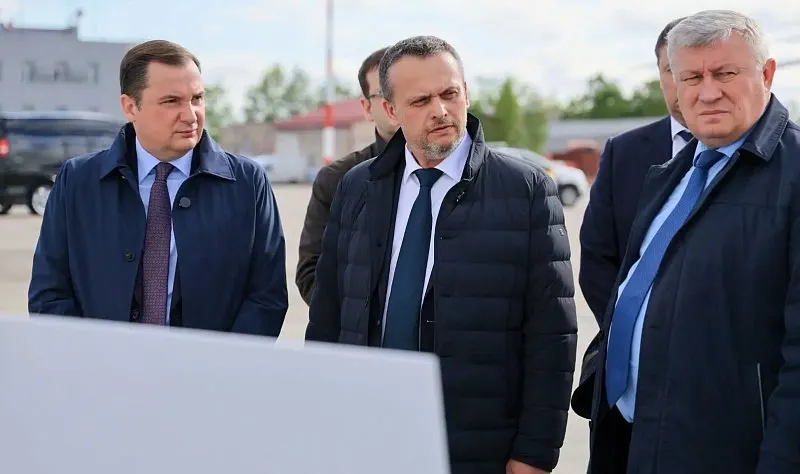 В ходе рабочей поездки министр осмотрел работу аэропорта, проверил ход реконструкции моста в Холмогорском округе и провёл встречу с губернатором региона.