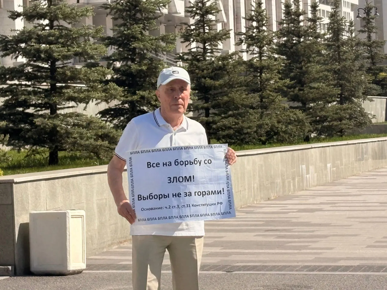 Двое участников акции в Перми, в том числе активист, ранее оштрафованный за пикет, были доставлены в отдел полиции.