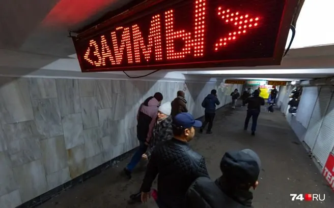 По версии следствия, с 2014 по 2026 год группа обманом оформляла невыгодные займы через частных лиц и похитила почти 20 млн рублей у 35 человек, в основном военнослужащих и участников спецоперации.