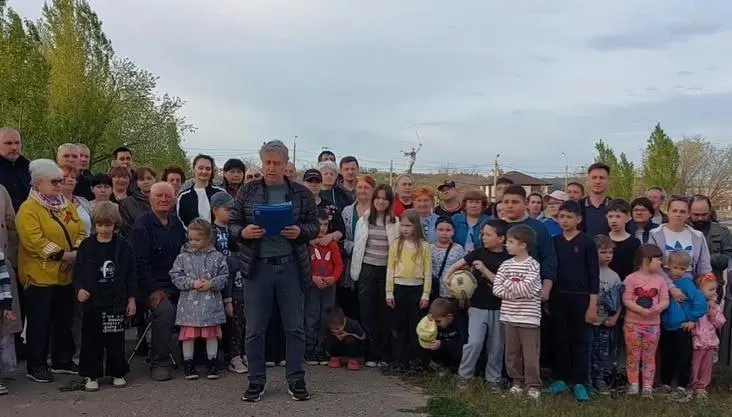 Жители сами восстанавливали стадион, но глава района потребовал демонтировать «нестационарные объекты», включая флагштоки с флагами России — на обращение граждан откликнулся глава Следственного комитета.