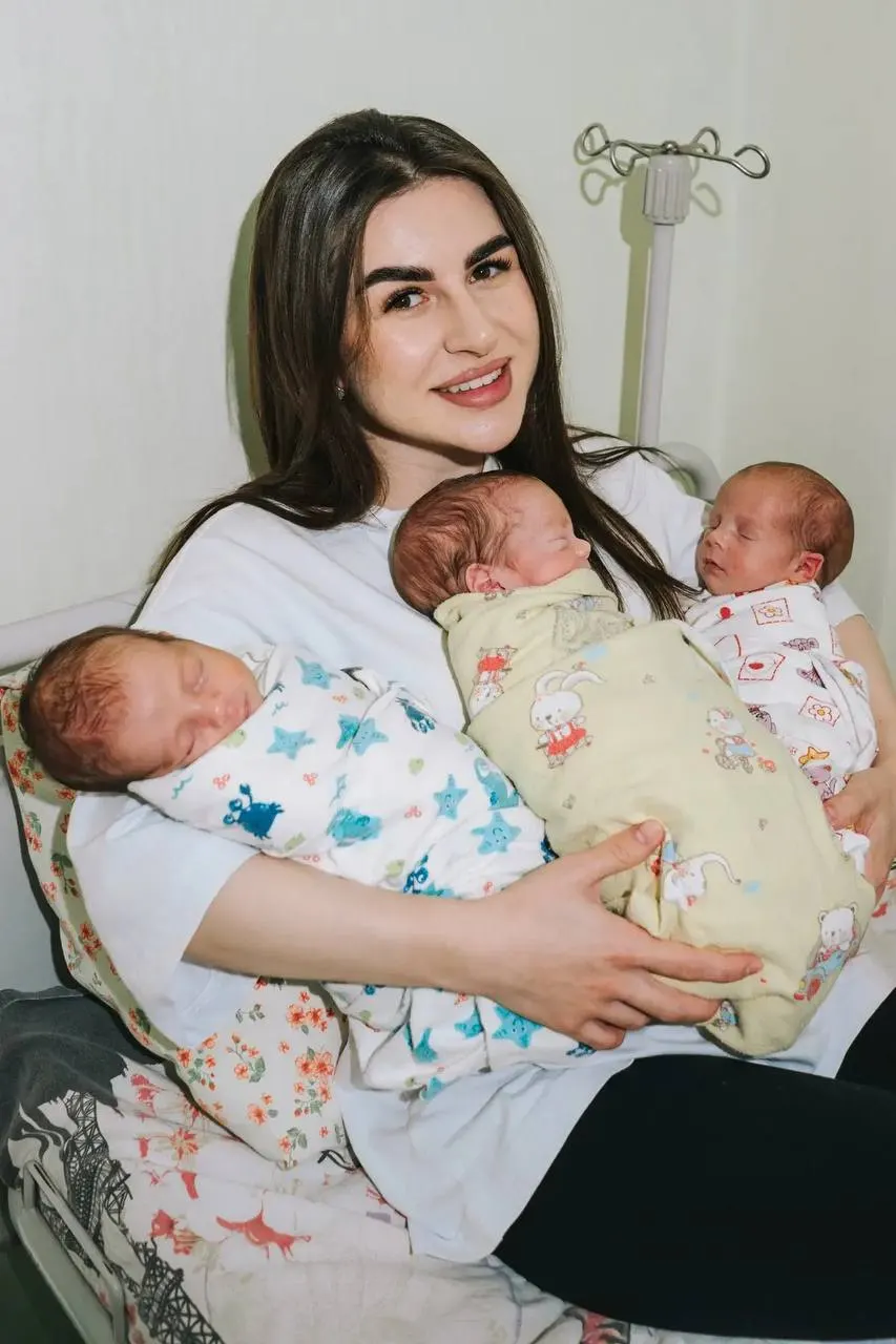 Три младенца, родившиеся на 34,5 неделе в Перинатальном центре Сочи, прошли наблюдение медиков и вскоре отправятся домой. Родители называют рождение тройни настоящим чудом.