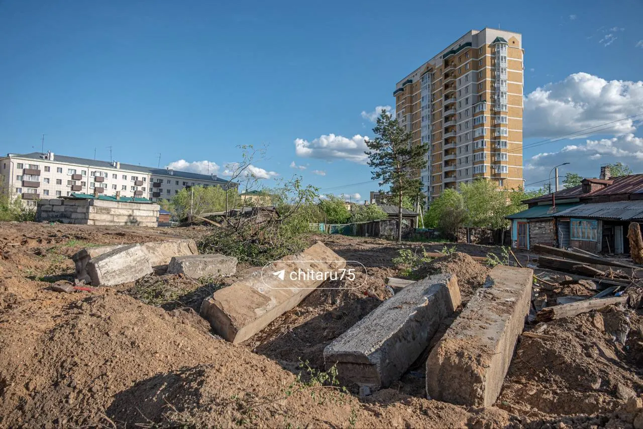 В Чите на территории, известной как «Бермудский треугольник», снесли несколько старых деревянных домов — площадки готовят под строительство Читинского квартала. Для проекта выделены субсидии и средства на благоустройство, общая стоимость — 2,23 млрд ₽.