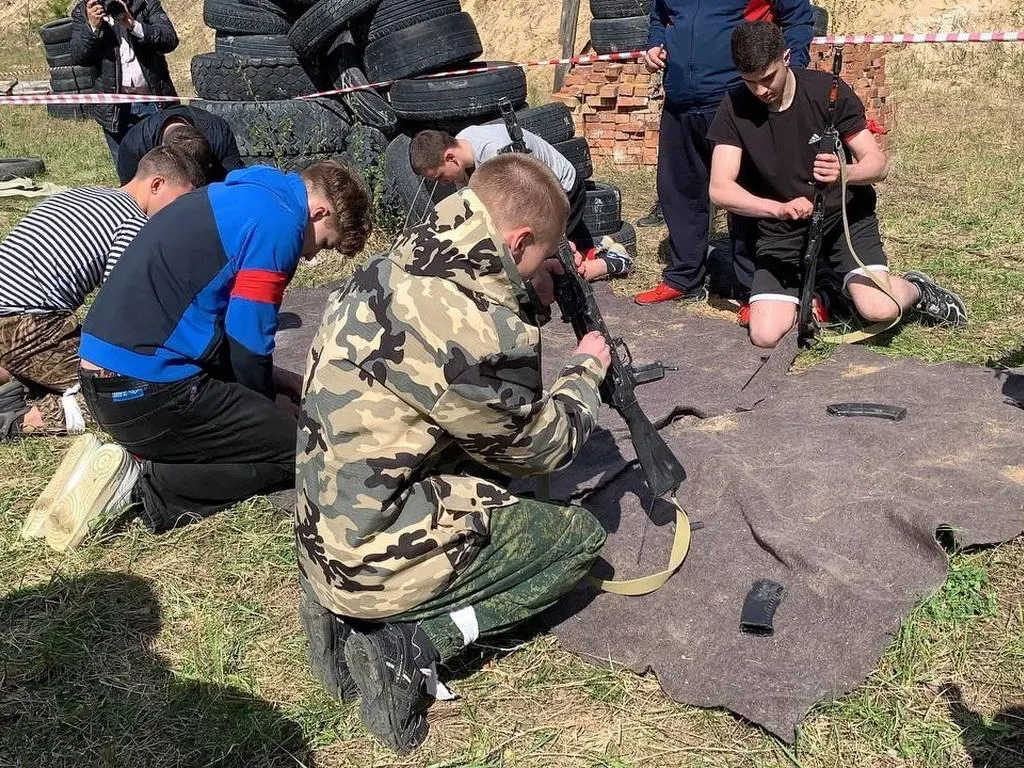 Школьники и студенты приняли участие в забеге, посвящённом памяти погибшего участника СВО. Организаторы назвали целью укрепление патриотических ценностей, критики отмечают, что такие акции могут готовить молодёжь к службе по контракту.