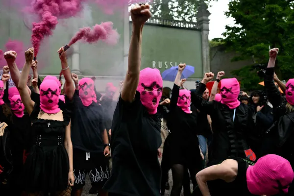Росфинмониторинг внёс группу Pussy Riot в список террористов и экстремистов. Ранее суд в Москве признал группу экстремистской по требованию Генпрокуратуры; дело прошло в закрытом режиме.