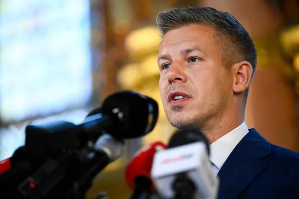 Новый премьер Венгрии сообщил, что министр иностранных дел потребовал объяснений у российского посла после ударов беспилотников по Закарпатской области, где есть венгерское меньшинство.
