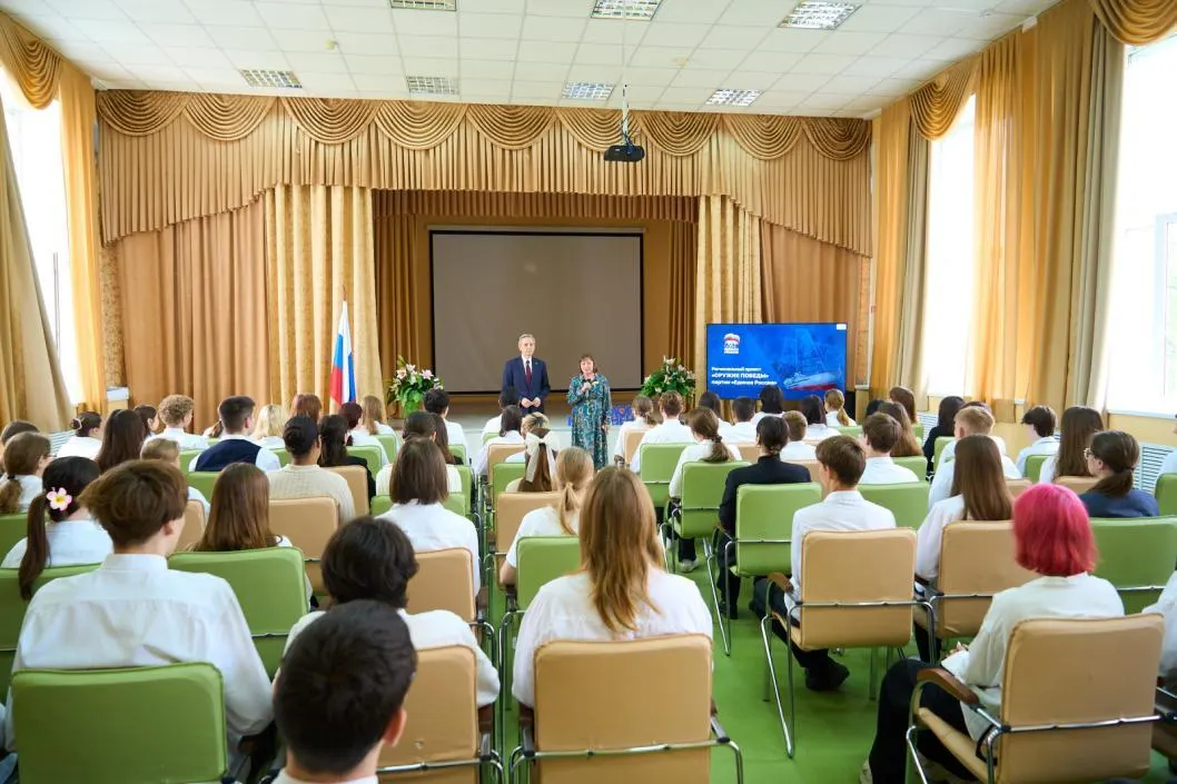 В тюменской школе представители партии провели патриотический урок для старшеклассников. Критики опасаются, что уроки смешивают память о Великой Отечественной войне с актуальными событиями и несут элементы политической агитации.