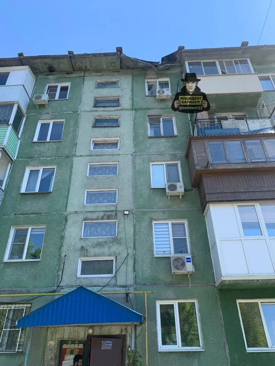 С участка железобетонной плиты перекрытия сошёл фрагмент кровли многоквартирного дома. Управляющая компания демонтировала обломок, место ограждено; прокуратура начала проверку действий ответственных лиц.