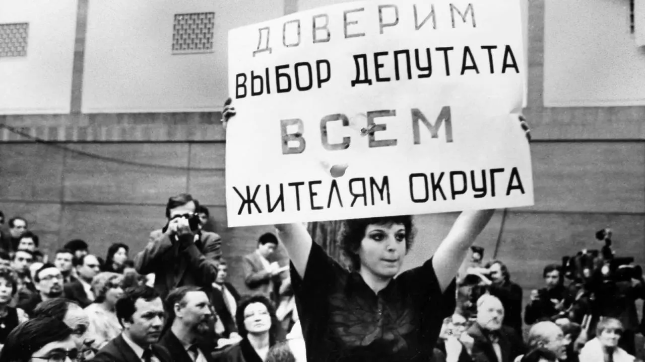 Весной 1989 года в СССР прошла масштабная кампания по избранию народных депутатов — первые за десятилетия выборы с элементами альтернативности. Процесс отличался спешкой в законодательстве, повторными голосованиями и активным использованием административного ресурса.