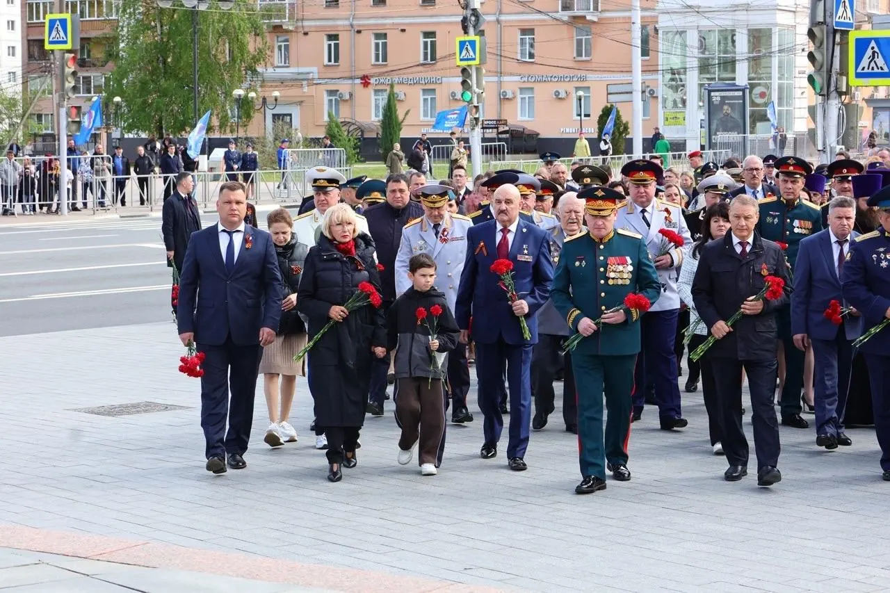 9 мая в Рязани прошли торжественные мероприятия: горожане возложили цветы к Вечному огню и памятнику Полетаеву, отмечая День Победы.