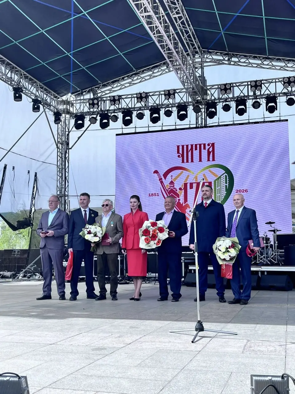 На площади Ленина в Чите вручили медали «За заслуги перед городом» фотографу Евгению Епанчинцеву, бывшему директору зоопарка Александру Кибалину и ряду общественных деятелей.