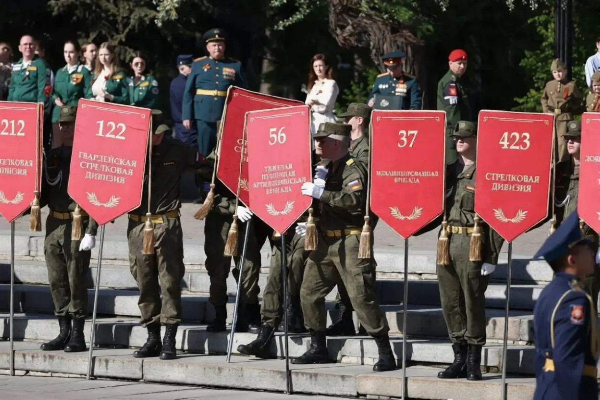 Во время возложения цветов к мемориалу один из курсантов потерял трудоспособность — его вывели с площадки. Участники стояли на солнце с раннего утра и почти не могли укрыться от жары.