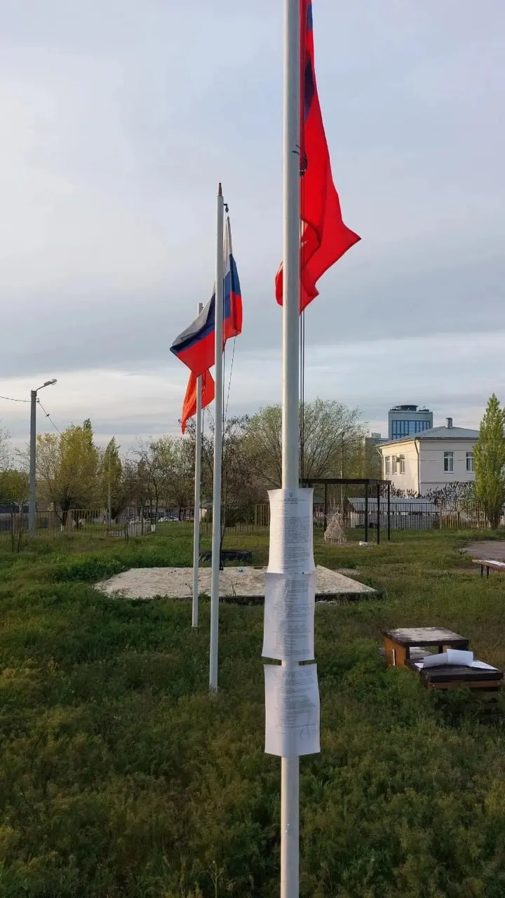 Прокуратура Дзержинского района отменила решение главы Сергея Тация о демонтаже конструкций, которые установили и благоустроили местные жители на стадионе в посёлке Второй километр.