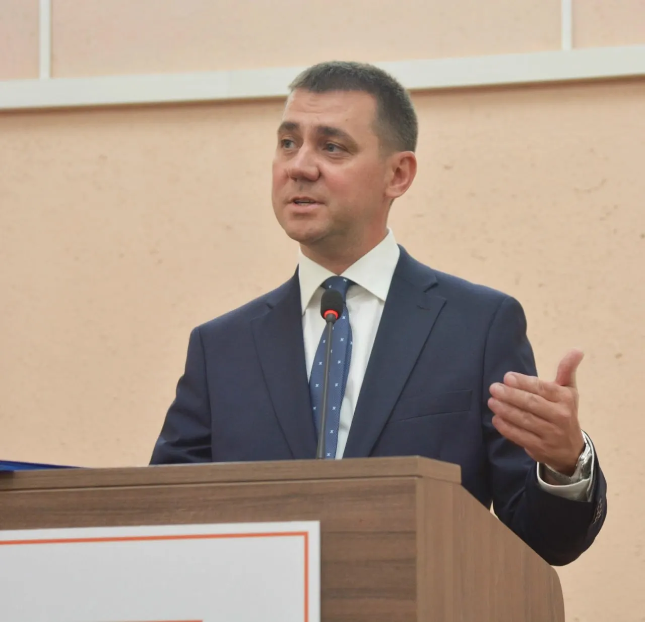 Коллектив крупнейшей больницы Тольятти представил нового руководителя: уролог-хирург Олег Сакеев — врач в четвёртом поколении с более чем 17 годами стажа и опытом работы в городском парламенте.