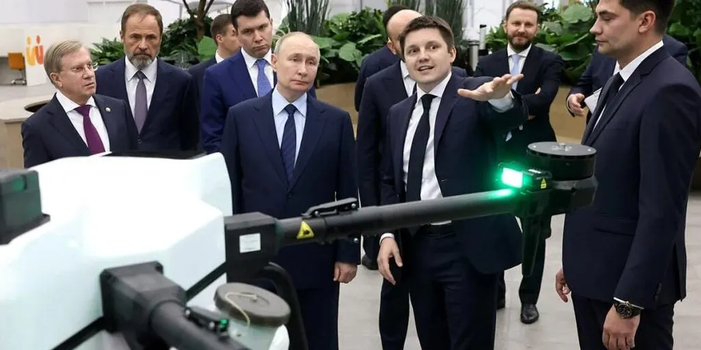 Бывшего гендиректора компании по производству беспилотников отправили в СИЗО по делу о мошенничестве. Блогеры утверждают, что вместо реальных российских разработок перепродавались китайские дроны, на что тратились бюджетные средства.