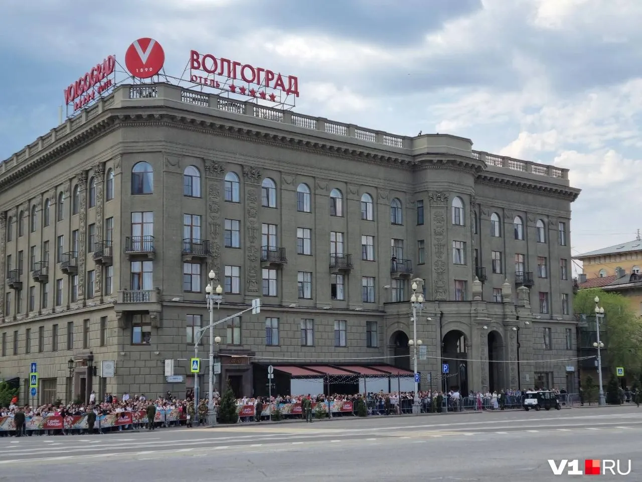 У гостиницы «Волгоград» поставили ретро‑автомобиль, привезённый с Мамаева кургана, специально для Александры Пахмутовой. Для композитора подготовили повышенное кресло во втором ряду трибун; рядом оставлено место для Зины Мержоевой. Ветеранов доставили на ретро‑машинах.