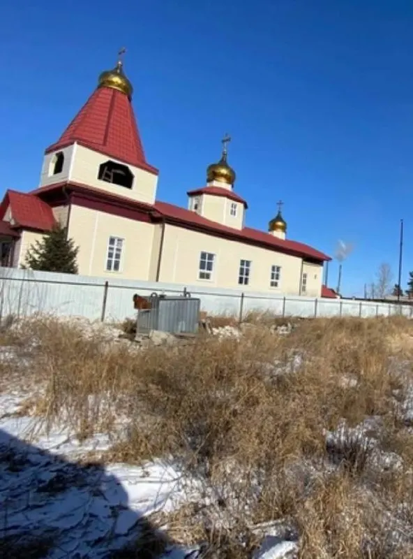 Рядом с храмом подготовили площадку и пробурили скважину. Новый центр вместит прихожан, будет использоваться и для светских мероприятий; стоимость проекта — 16,5 млн рублей, сборы на завершение продолжаются.