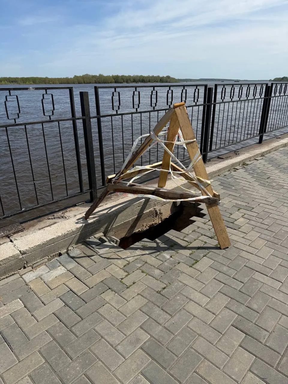 На набережной в Сарапуле зафиксирован очередной провал покрытия. Ранее в одном из провалов пострадали туристки, а подрядчик реконструкции получил контракт без торгов.
