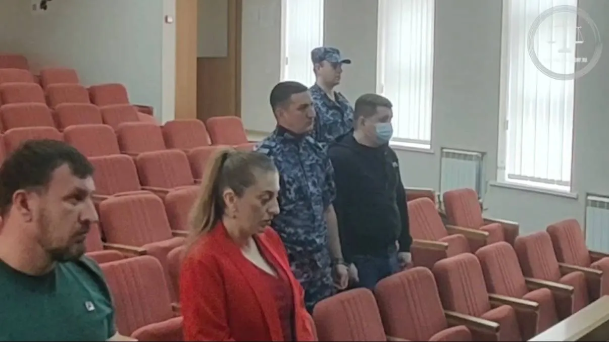 Сотрудник полиции требовал от бизнесмена регулярные платежи под угрозой проверок. По итогам расследования он лишён звания и осуждён.