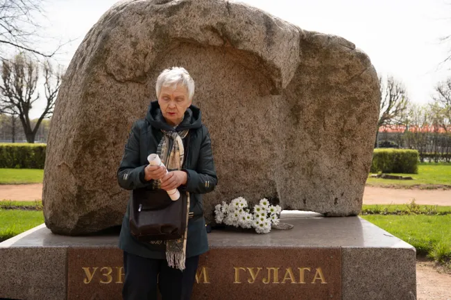 Людмила Васильева 9 мая подошла к мемориалу узникам ГУЛАГа с плакатом и цветами. Её доставили в полицию, затем отпустили без протокола — она отказалась давать объяснения, сославшись на статью 51 Конституции.