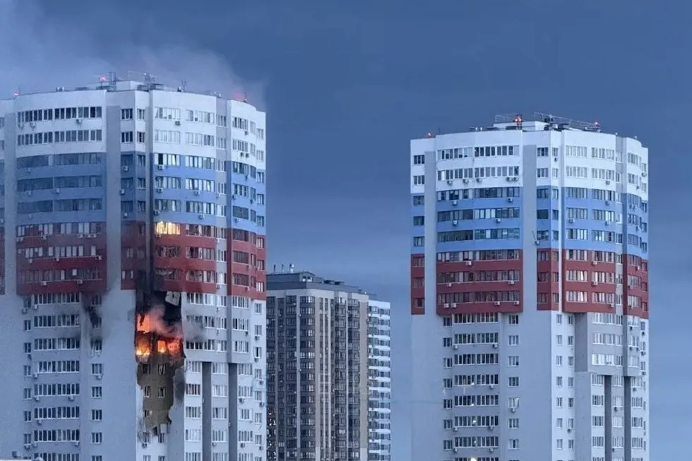 Ночью 15 мая по Рязани и району был нанесён налёт беспилотников. По словам губернатора, атаковали около 99 дронов. Попали в жилые дома и Рязанский нефтеперерабатывающий завод — есть погибшие и раненые, начались крупные возгорания; жители рассказывают о взрывах, дыме и отсутствии оповещения.