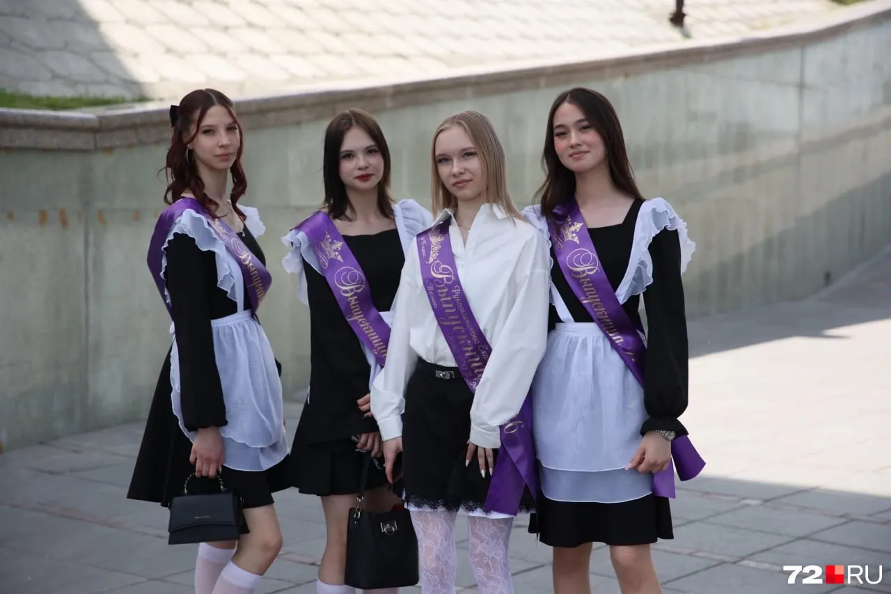 Во всех школах города прошли торжественные мероприятия: выпускники поблагодарили учителей, простились со школой и отправились на праздничную прогулку по Тюмени.