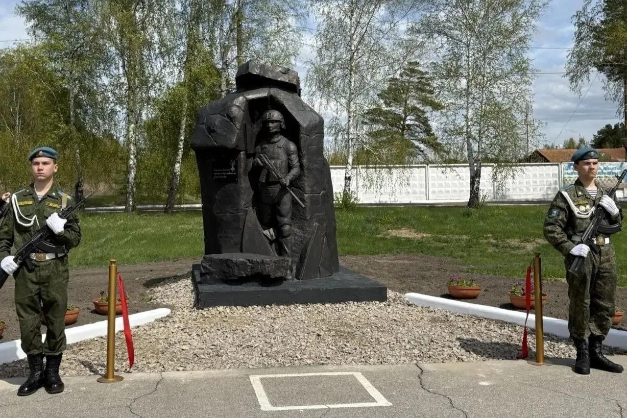 В Усольском кадетском корпусе установили монумент в честь 34 офицеров‑воспитателей и выпускников, погибших на войне; корпус недавно получил имя Валерия Востротина.