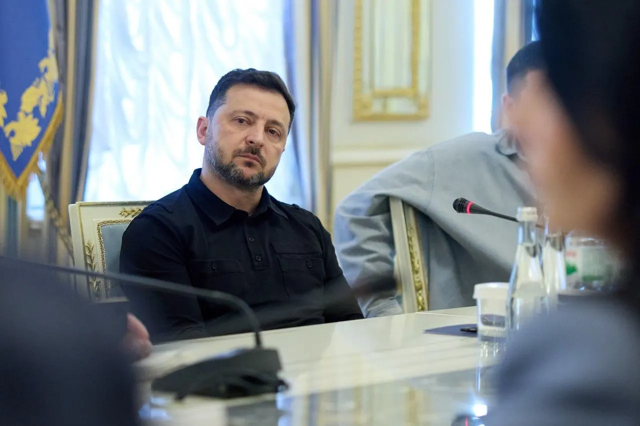 Президент Украины сообщил о готовности в ближайшие недели возобновить трехсторонний формат переговоров, обсудил угрозы на белорусско-брянском направлении и поручил усилить дипломатическую работу.