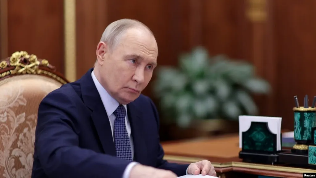 После 24 апреля публикации недельного рейтинга доверия от ВЦИОМ не выходили; другие исследовательские центры фиксируют снижение одобрения президента.