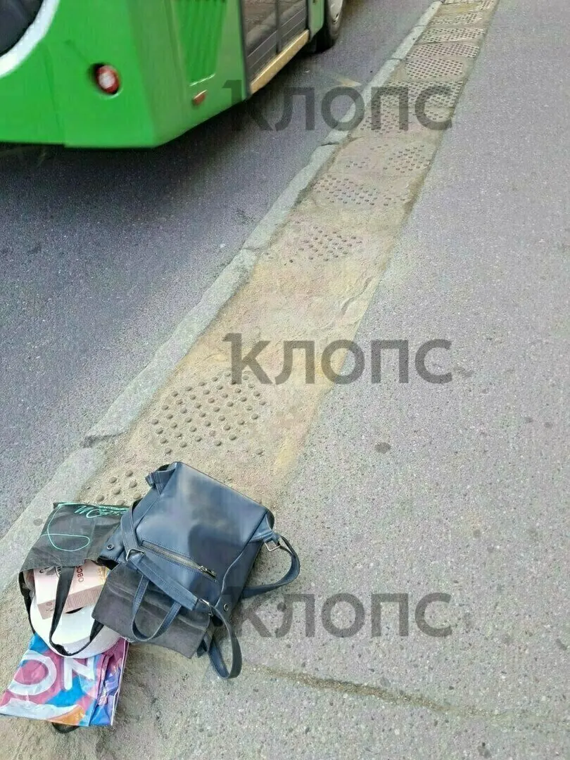 Около 19:30 женщина упала при выходе из троллейбуса на остановке на улице Озерова: неровности на жёлтой плитке привели к падению, никто из пассажиров и водитель не помогли.