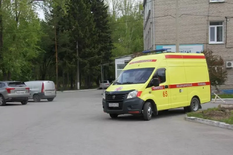 Новое здание площадью около 1,5 тыс. м² объединит три приёмных покоя в единую диспетчеризированную систему и сможет принимать до 150 пациентов в сутки. Завершить строительство планируют к концу 2026 года.