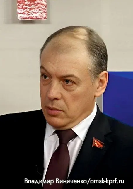 Суд признал депутата Заксобрания и второго секретаря обкома КПРФ виновными в демонстрации экстремистской символики. Один из них оштрафован, оба задерживались перед судом; обком считает преследование политически мотивированным в преддверии выборов.