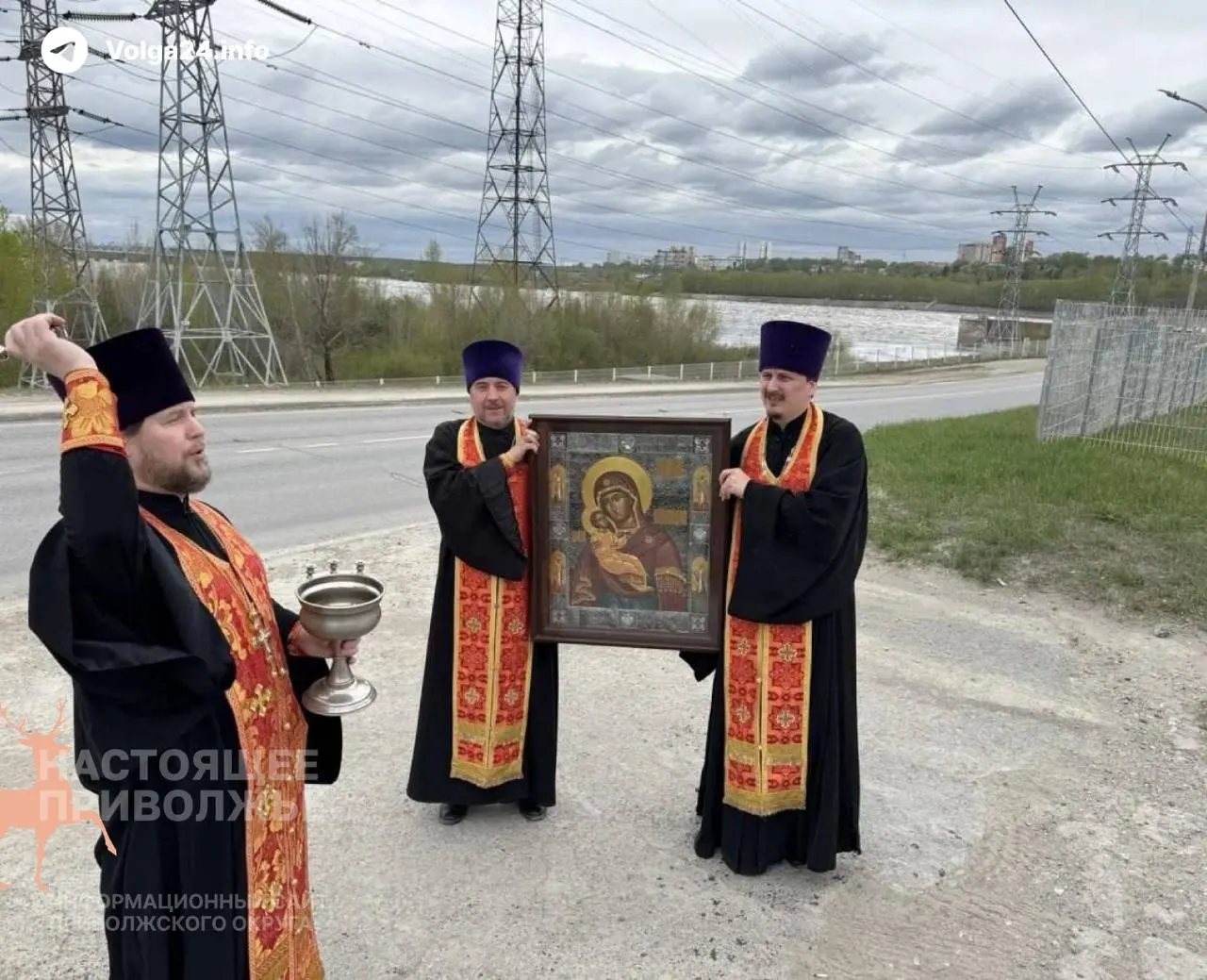 12 мая Пермская епархия организовала автокрестный ход с иконой по въездам в город и ключевым точкам — в епархии объясняют это опасениями после недавних атак беспилотников.