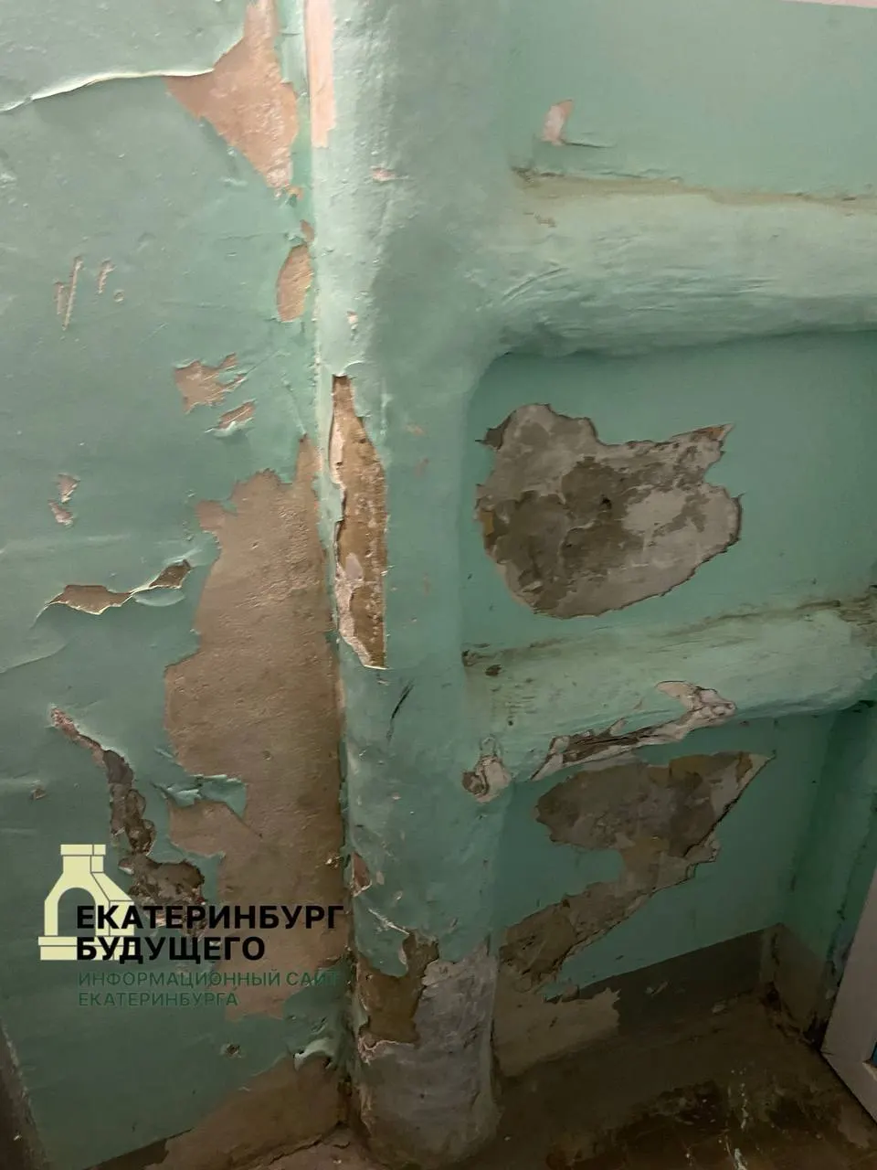 Жители дома на Индустрии, 54 жалуются, что около десяти лет обращения в управляющую компанию остаются безрезультатными: вместо ремонта — отписки, хотя квитанции оплачиваются вовремя. Смена УК при том же руководителе вызывает недоумение горожан.