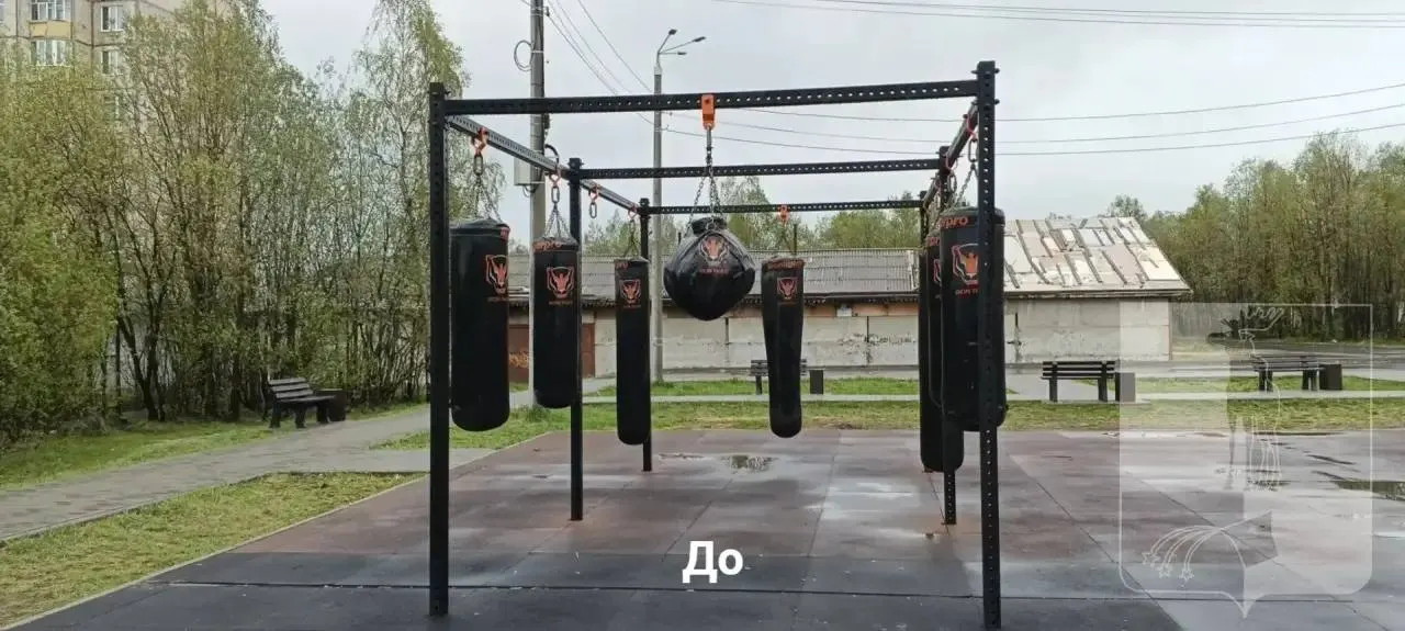 На недавно отремонтированной площадке в районе Стахановской, 9 повреждены снаряды — жителей просят сообщить любую информацию. Вознаграждение и анонимность гарантированы.