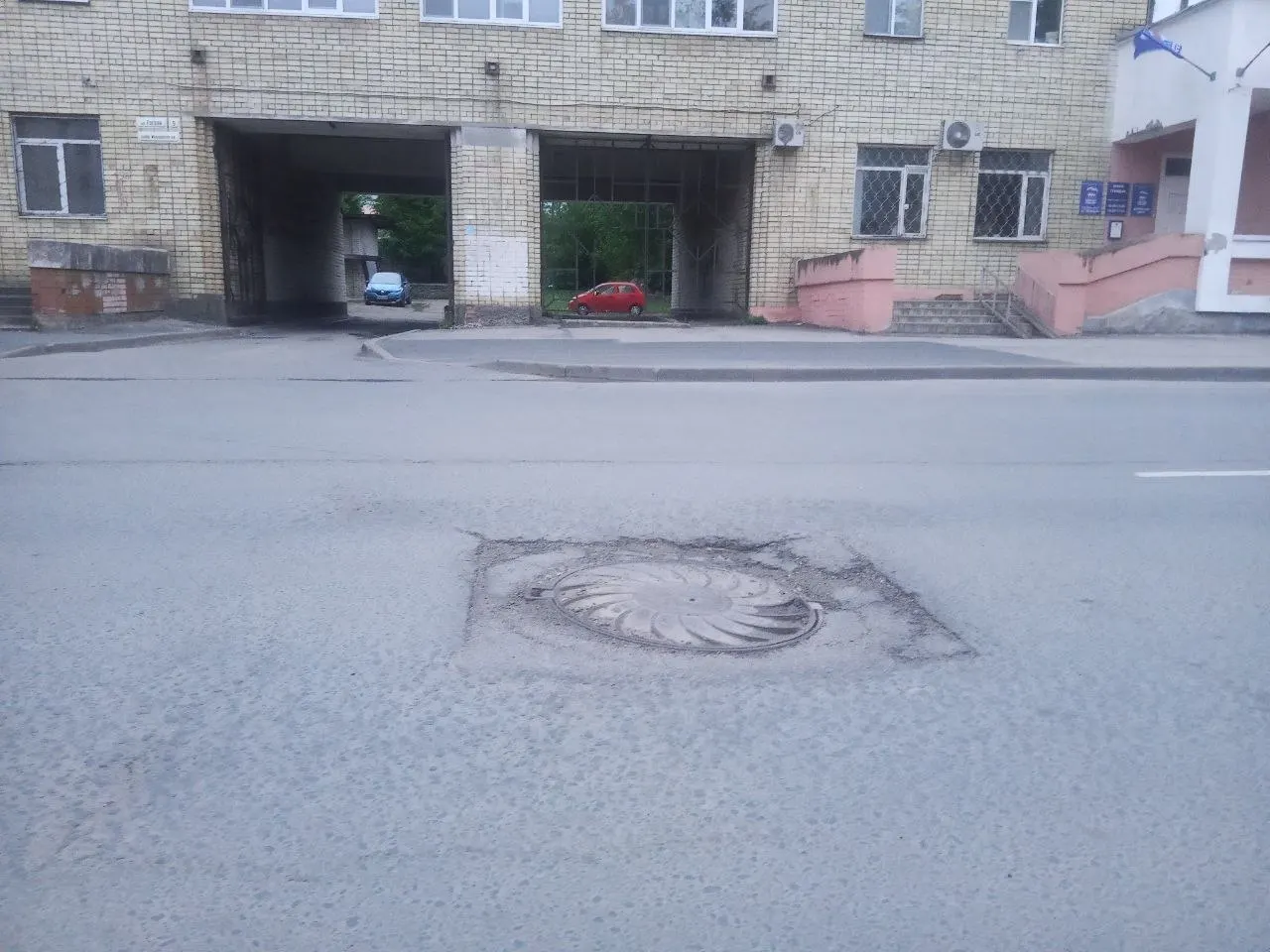 Депутат Татьяна Пасман потребовала обследовать проседающие люки на нескольких улицах Пскова. Власти сообщили, что проверки начаты, а выявленные дефекты включат в план работ на этот год.