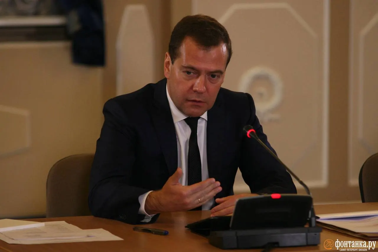 Дмитрий Медведев охарактеризовал ночные удары как «жёсткий ответ России на террористические удары по детям», заявив, что нужно продолжать и усиливать удары, чтобы деморализовать противника.