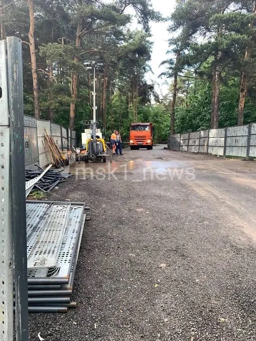 Жители Кунцево выступили против вырубки деревьев в парке «Москворецкий»: участники акции жалуются на задержания, проверку паспортов и отсутствие ясной информации о работах.