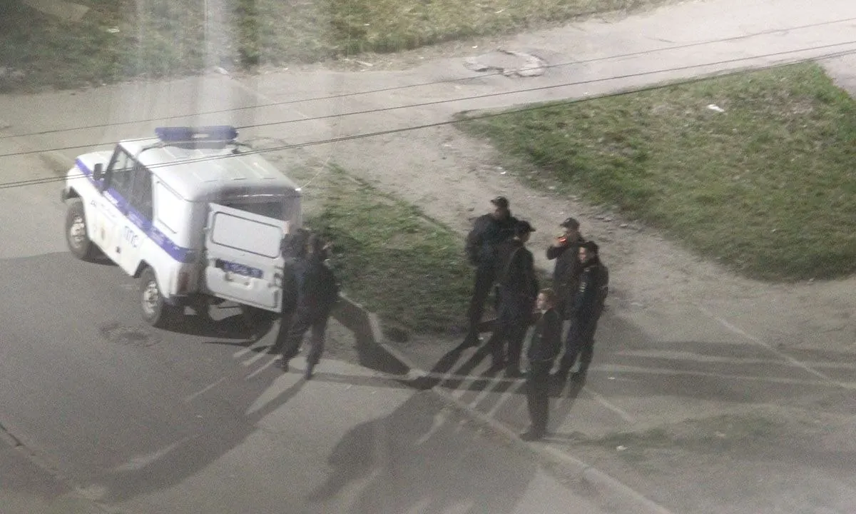 Ночью в караоке‑клубе на улице Федосовой в Петрозаводске произошла массовая потасовка с участием около 30 человек. Полиция зафиксировала два обращения; задержанных и пострадавших нет.