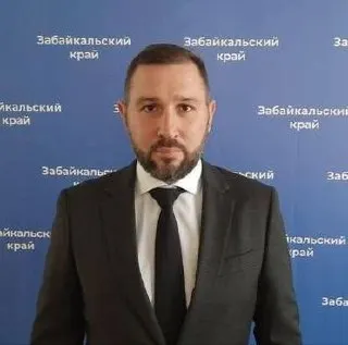Алексей Юсупов, проработавший в статусе и.о. министра ЖКХ менее двух лет, не назвал причину увольнения. Ранее он занимался реформой похоронного дела и сталкивался с крупными коммунальными авариями в Забайкалье.
