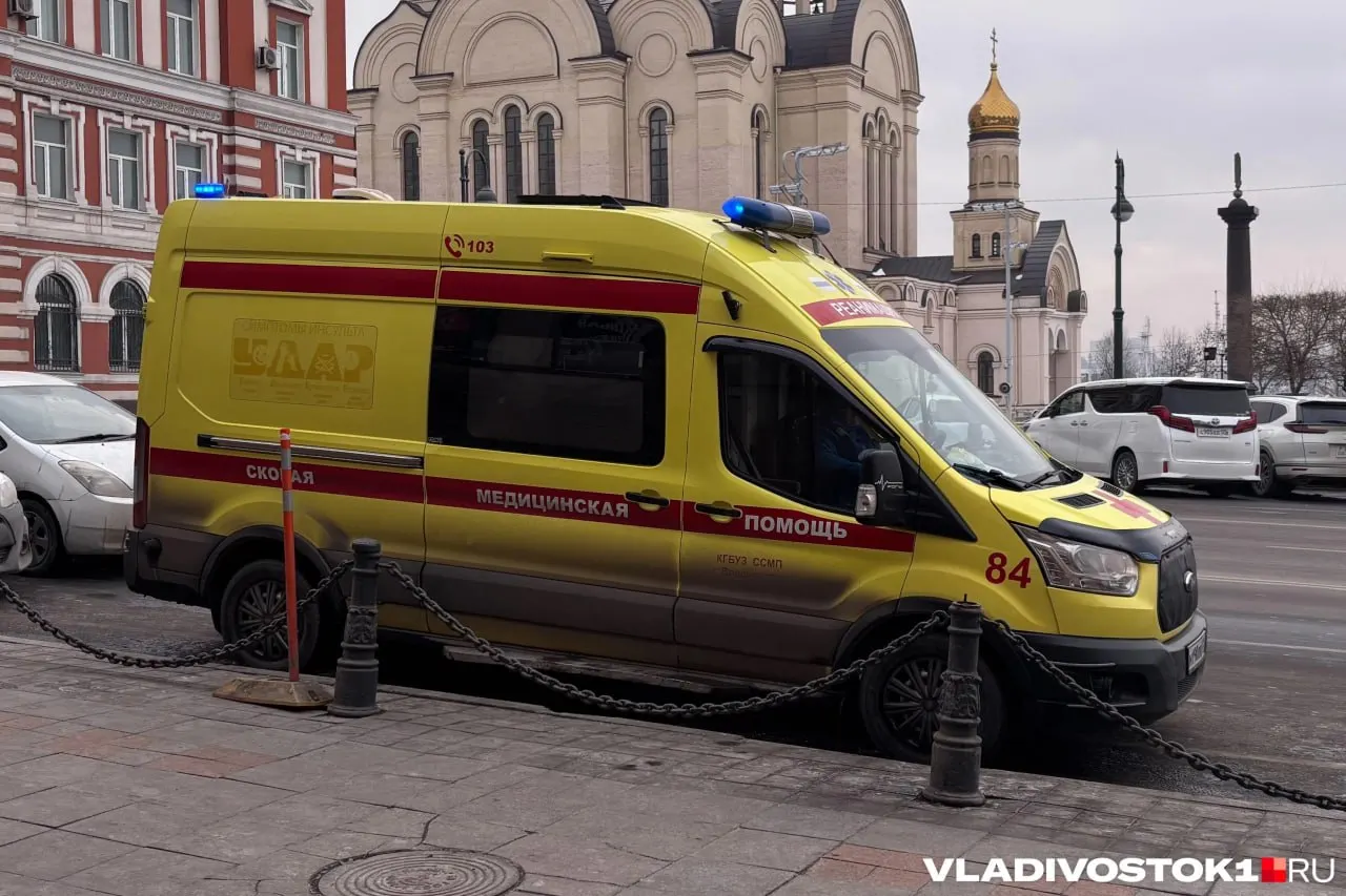 Два девятиклассника обнаружили на улице без сознания мужчину и оперативно доставили его в поликлинику — врачи считают, что их действия могли спасти ему жизнь.