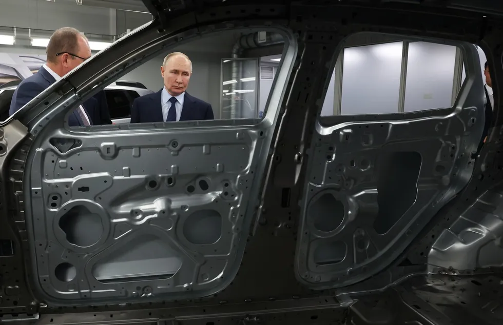 После начала большой войны и ухода западных автоконцернов российский рынок пережил масштабную реструктуризацию: китайские производители занимают простаивавшие заводы, государство проводит протекционистскую политику, а автомобили для населения стали значительно дороже и менее доступны.