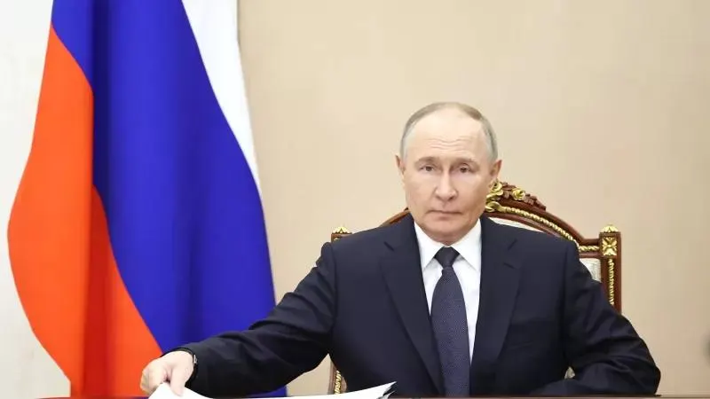 Педагоги и работник предприятия получили медали, почётные звания и благодарности за вклад в образование и трудовую деятельность региона.