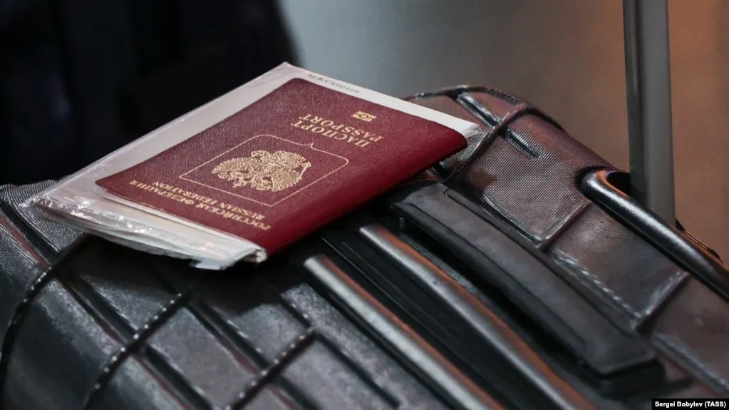 По данным ведомства, в 2025 году по госпрограмме переселения в РФ переехали примерно 26,7–27 тыс. человек. Большинство — из стран Центральной Азии; число желающих из ряда европейских стран также выросло.
