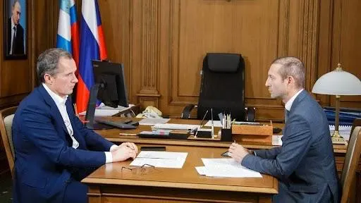 Заместителя губернатора Белгородской области Рустэма Зайнуллина уволили «в связи с утратой доверия» — решение, по сообщениям, принято 21 апреля, после ухода губернатора в отпуск на фоне слухов о возможной отставке.