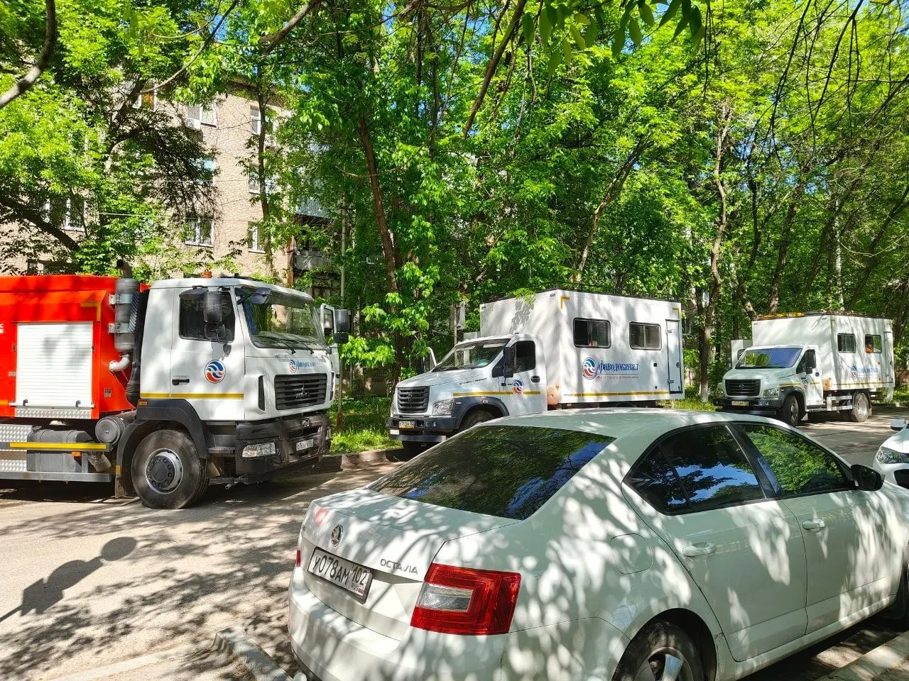 На участке между домами №45 и №32 в Уфе уже пятый день продолжается коммунальная авария: сильный поток чистой воды уходит в слив, жители утверждают, что аварийные службы долго не реагировали, а ускорение работ последовало лишь после обращения в Следственный комитет.
