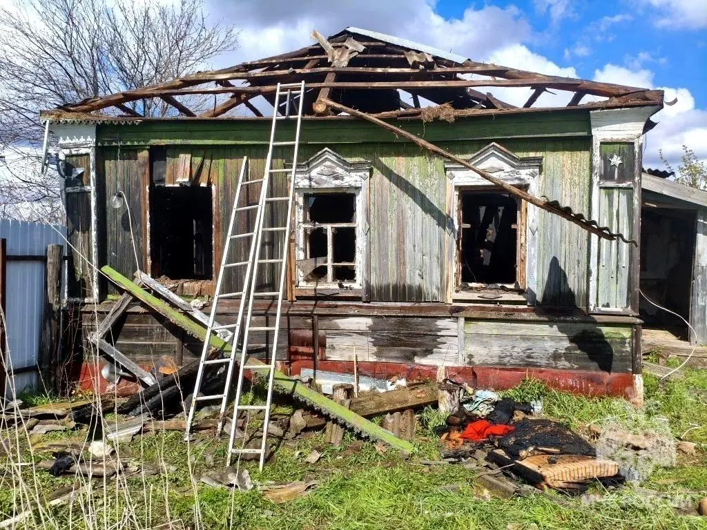 В результате пожара в селе Лох погибла пенсионерка. Обстоятельства и причины происшествия уточняются.