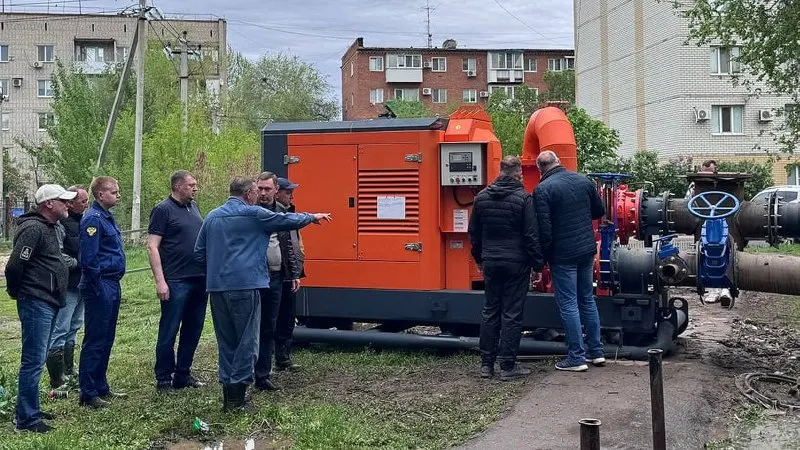 Из‑за сильного дождя в Энгельсе сместились графики работ на КНС: увеличили подвоз воды, более 40 единиц техники откачивали воду ночью, часть абонентов осталась без своевременного предупреждения о плановом отключении.
