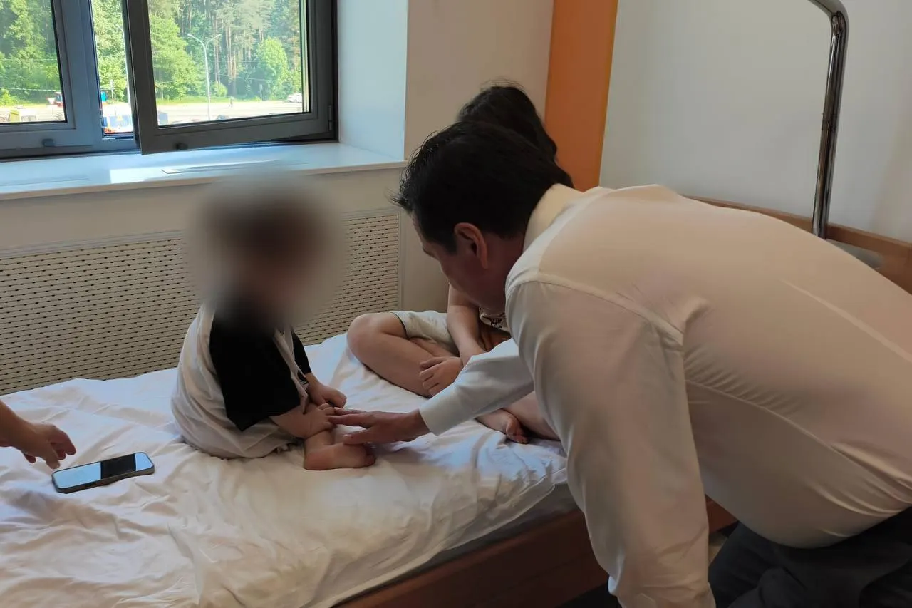 Две девочки, возрастом 2 и 11 лет, пострадали при взрыве в Лобне — у них зафиксировано отравление угарным газом, серьёзных травм нет. Детей доставили в детский центр имени Рошаля, с ними находится тётя. По словам жителей, в квартире жили двое мужчин, употреблявших наркотики; газ был отключён за неуплату.