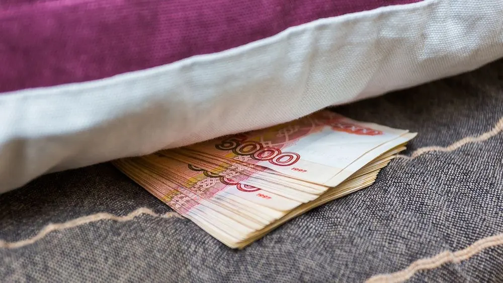 В Красноярске 19‑летняя студентка отдала аферистам семейные сбережения — около 18 млн в разной валюте — после того, как ей выманили код из СМС и взломали аккаунт на Госуслугах.