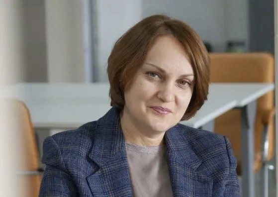 В 2025 году ректор в среднем получала 551,6 тыс. руб. в месяц — это на 63,6% больше, чем в 2024 году. Ранее, будучи проректором, она получала около 237 тыс. руб.